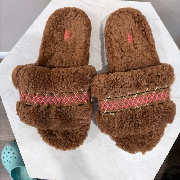 🔥UGG Women’s Brown Fluffy Slippers with Pink Accents Size 8 Like New🔥 - Picture 3 of 5